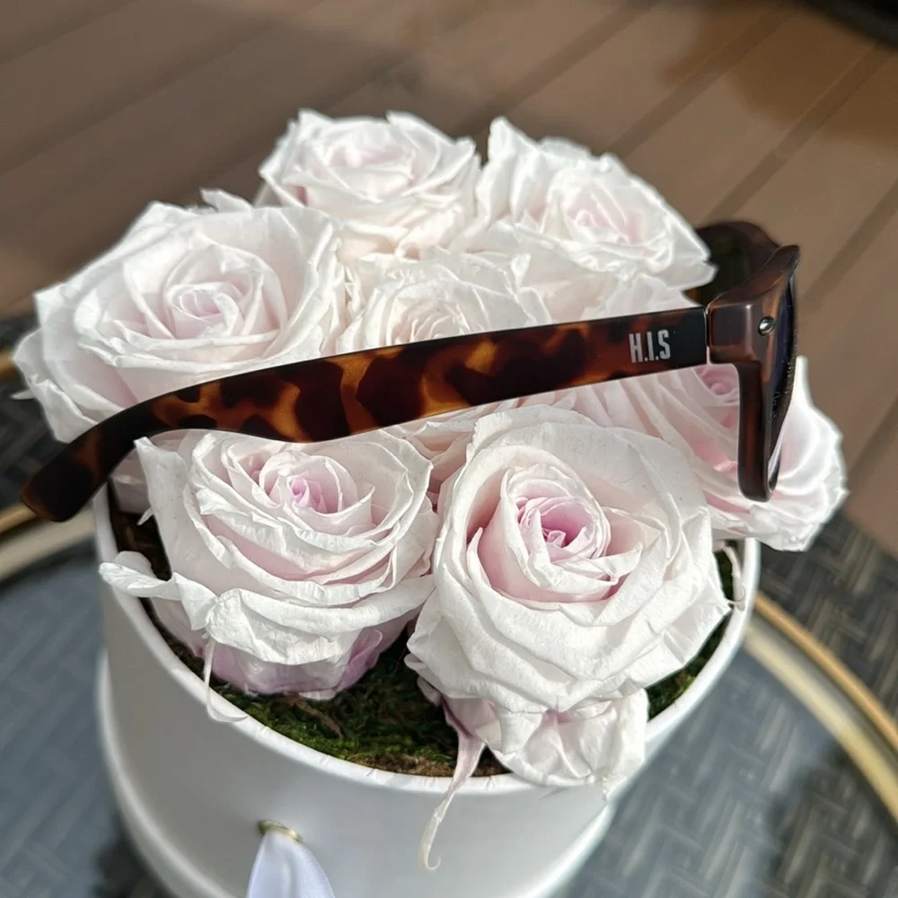 Unisex sunglasses with polarized lenses